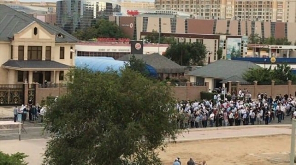 В Казахстане во время карантина огромная толпа собралась на похоронах